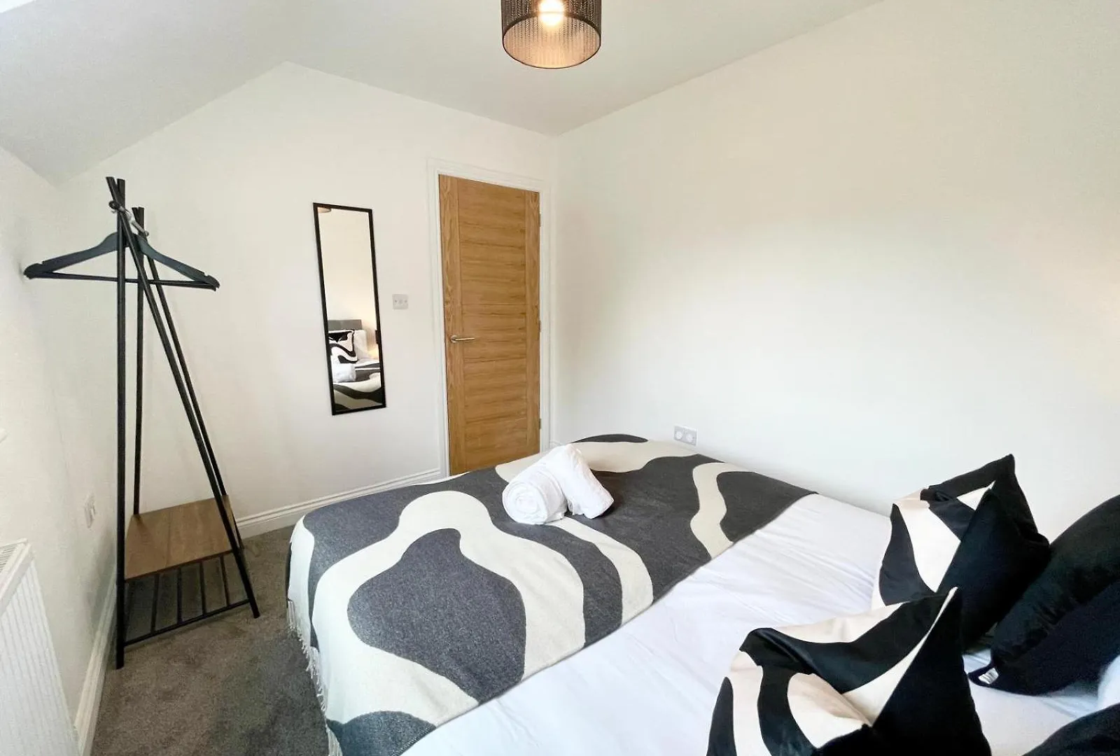 Brand New 4-Bedroom Detached House - 20-Min Walk To Gloucester Docks - Ample Parking - Superfast Wi-Fi - Long-Stay Rates!