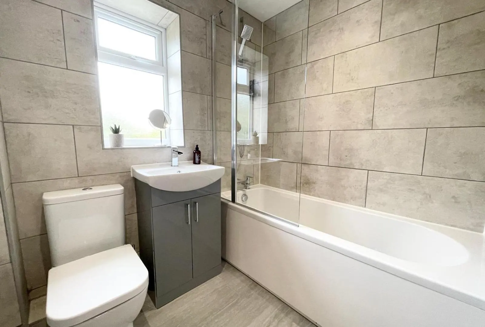 Brand New 4-Bedroom Detached House - 20-Min Walk To Gloucester Docks - Ample Parking - Superfast Wi-Fi - Long-Stay Rates! 0*,