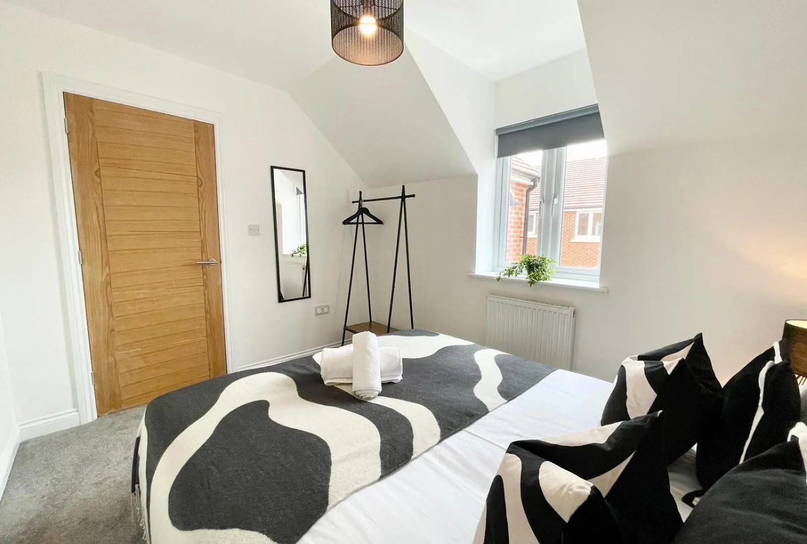 Brand New 4-Bedroom Detached House - 20-Min Walk To Gloucester Docks - Ample Parking - Superfast Wi-Fi - Long-Stay Rates! Apartment