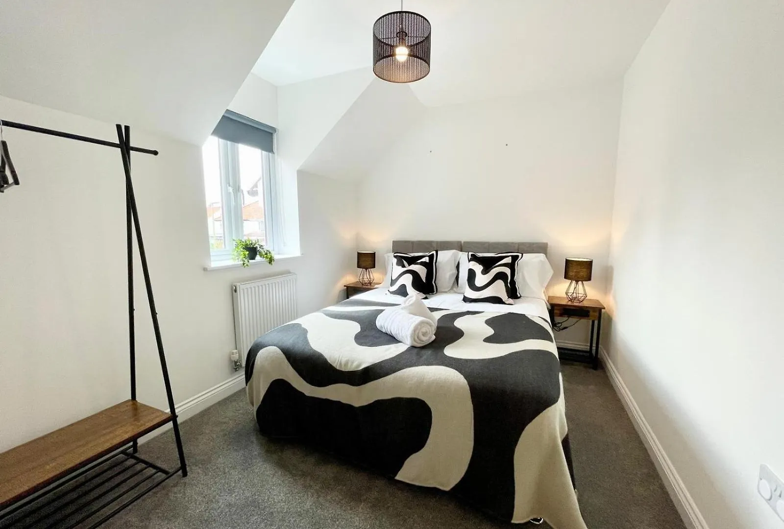 Brand New 4-Bedroom Detached House - 20-Min Walk To Gloucester Docks - Ample Parking - Superfast Wi-Fi - Long-Stay Rates!