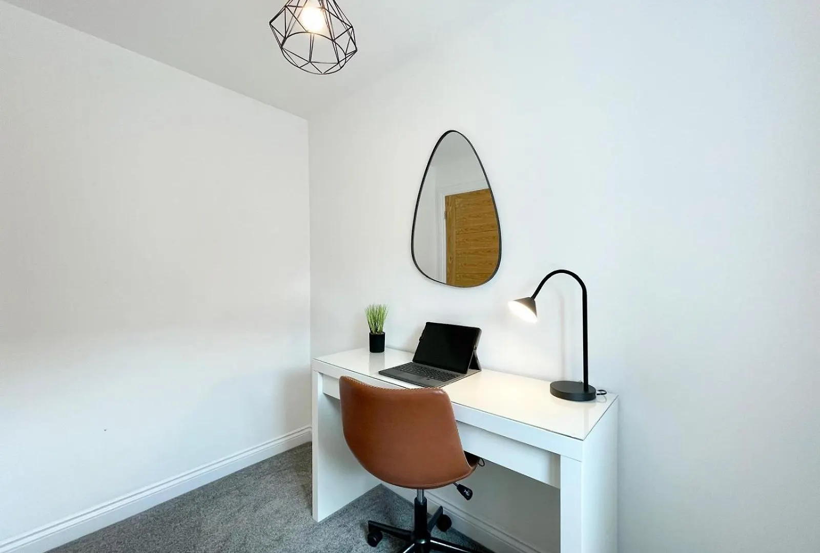 Brand New 4-Bedroom Detached House - 20-Min Walk To Gloucester Docks - Ample Parking - Superfast Wi-Fi - Long-Stay Rates!