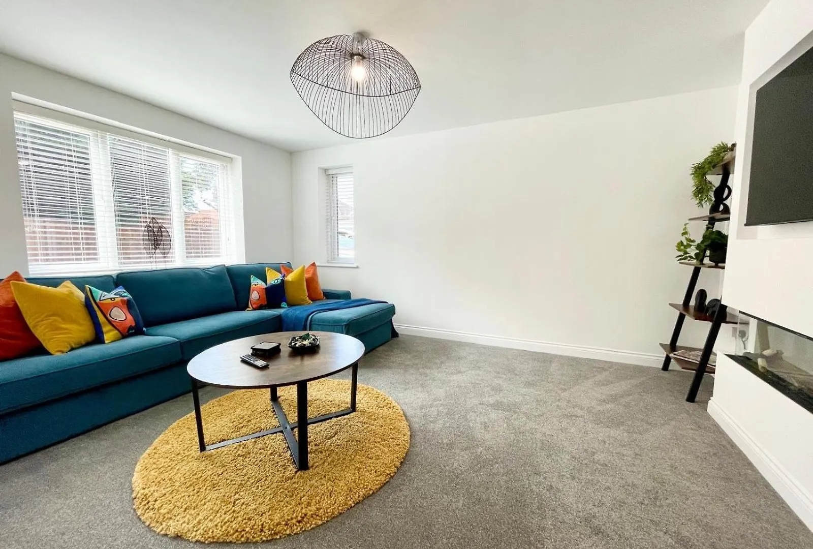 Brand New 4-Bedroom Detached House - 20-Min Walk To Gloucester Docks - Ample Parking - Superfast Wi-Fi - Long-Stay Rates!