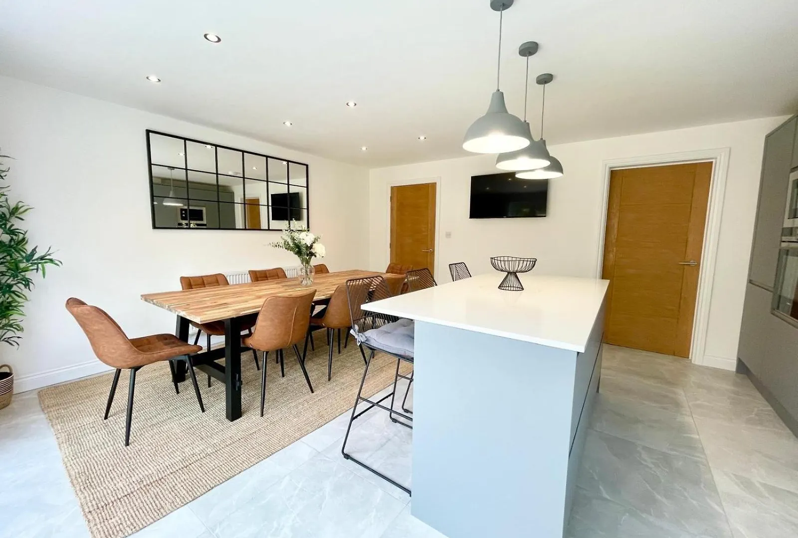 Apartment Brand New 4-Bedroom Detached House - 20-Min Walk To Gloucester Docks - Ample Parking - Superfast Wi-Fi - Long-Stay Rates!