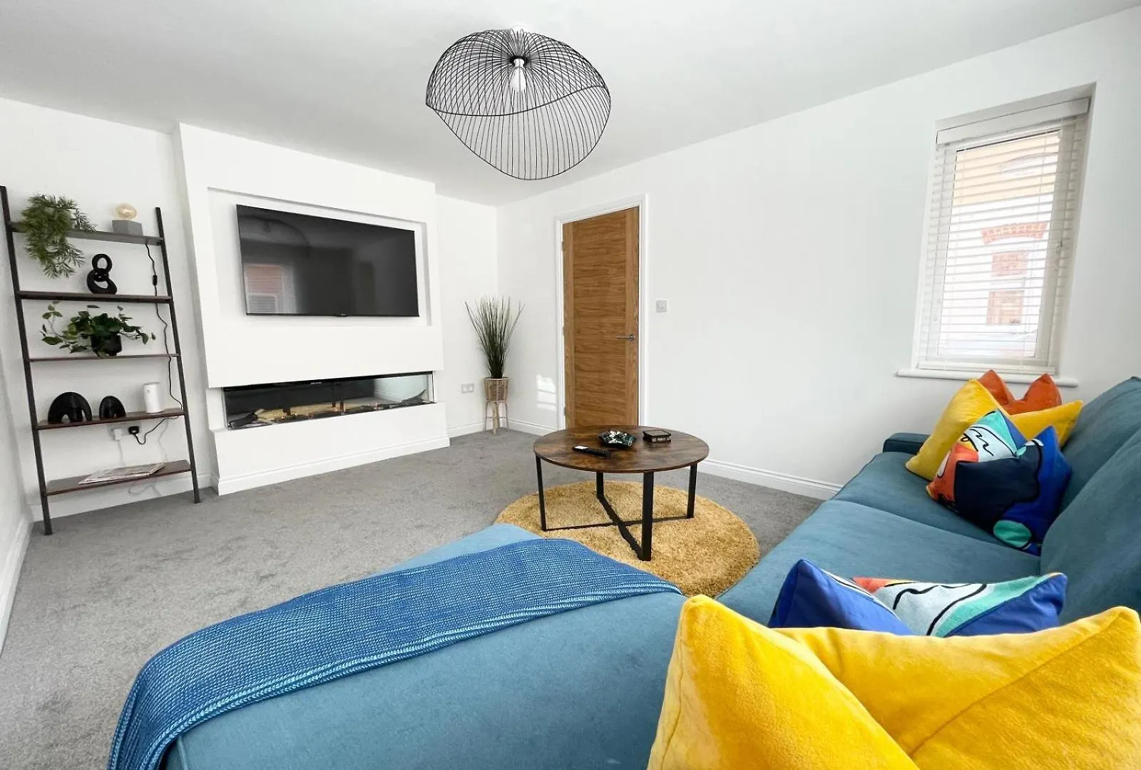 Brand New 4-Bedroom Detached House - 20-Min Walk To Gloucester Docks - Ample Parking - Superfast Wi-Fi - Long-Stay Rates! 0*,  United Kingdom