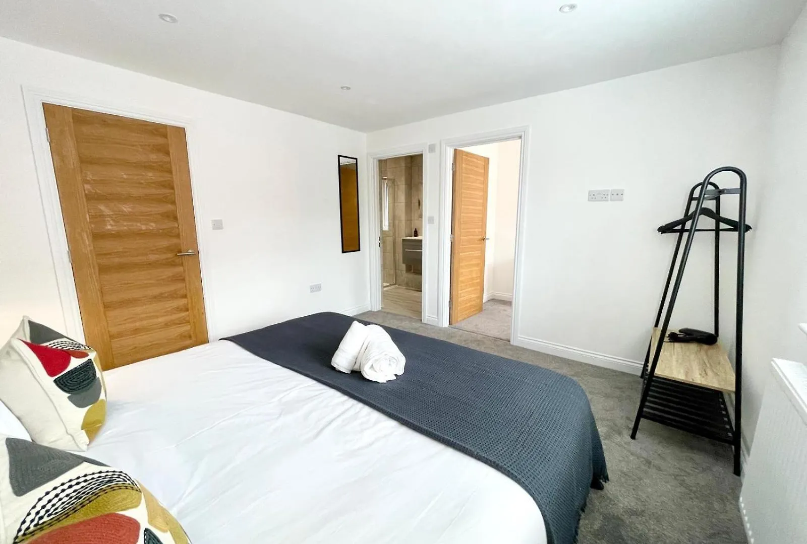 Brand New 4-Bedroom Detached House - 20-Min Walk To Gloucester Docks - Ample Parking - Superfast Wi-Fi - Long-Stay Rates! Apartment