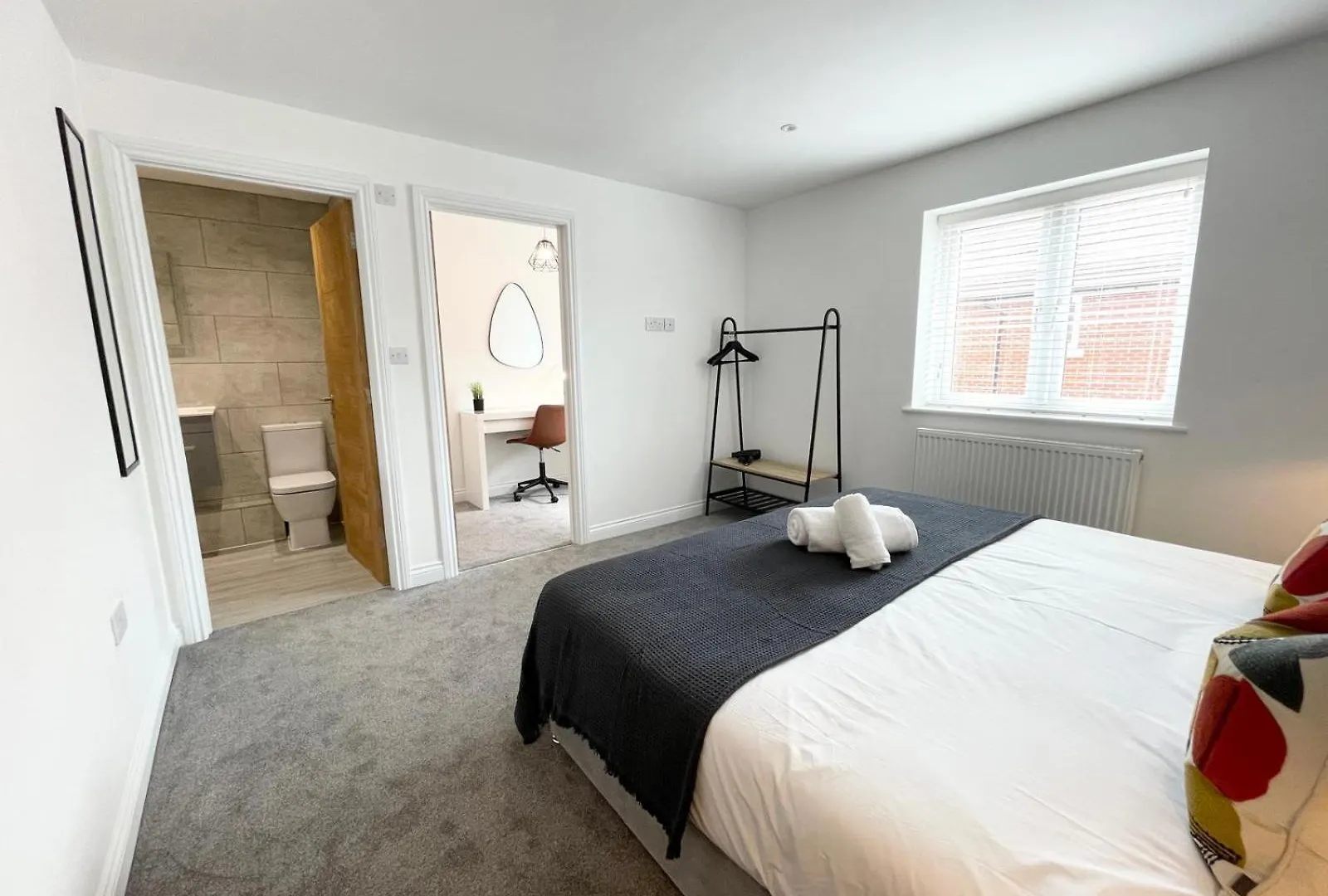 Brand New 4-Bedroom Detached House - 20-Min Walk To Gloucester Docks - Ample Parking - Superfast Wi-Fi - Long-Stay Rates!